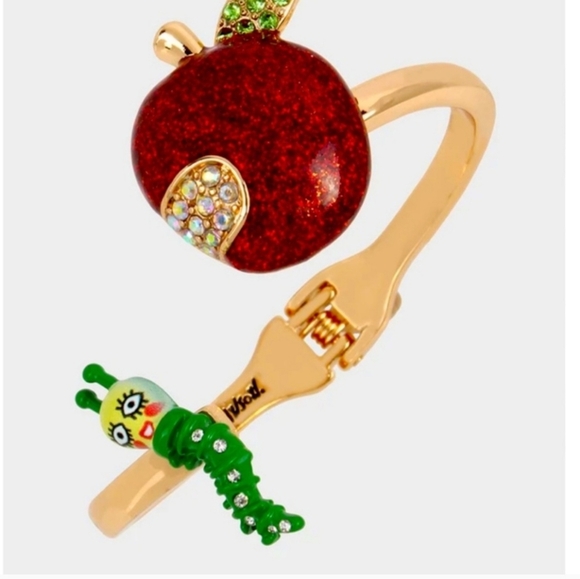 🍎Betsey Johnson Apple & Worm Bangle Bracelet, 7 1/2 inches🐛 - Picture 2 of 6